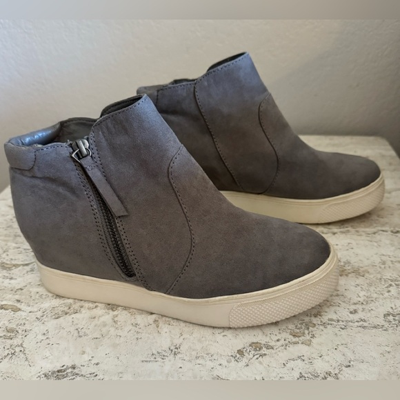 Universal Thread grey faux suede zippered booties size 7.5 - Picture 3 of 9